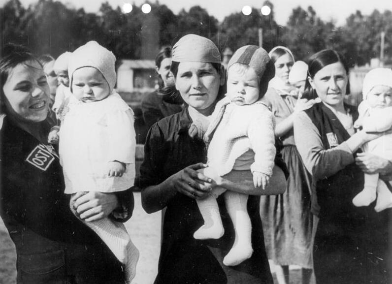 Lavoratori forzati con i loro bambini nel Terzo Reich (foto propagandistica)