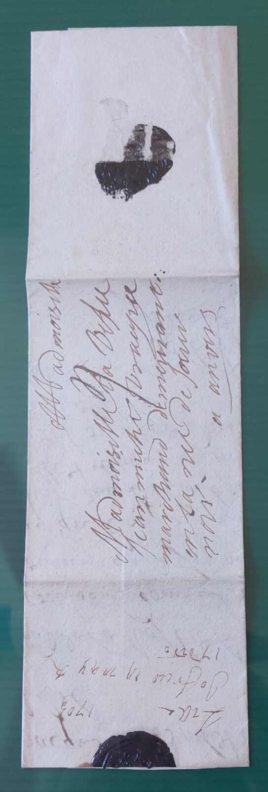Foglio 1 recto, destinatario e sigilli ceralacca nera